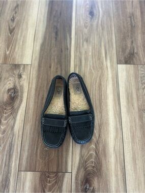 UGG womens Ansley Black Shearling-Lined Moccasin Slippers size 8